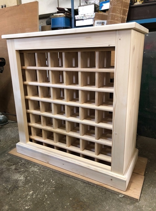 Meuble à bouteilles en sapin