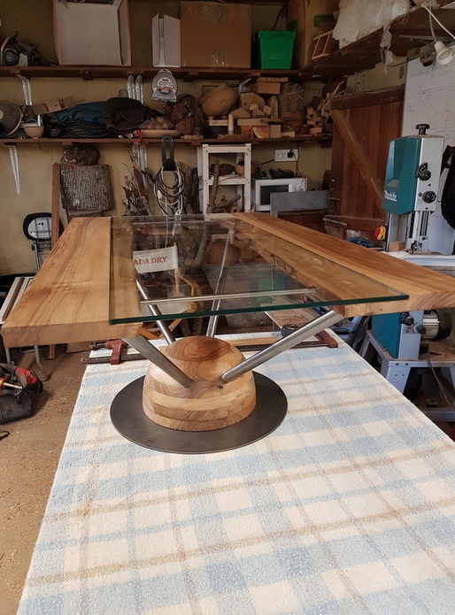 Table en noyer / verre trempé / acier