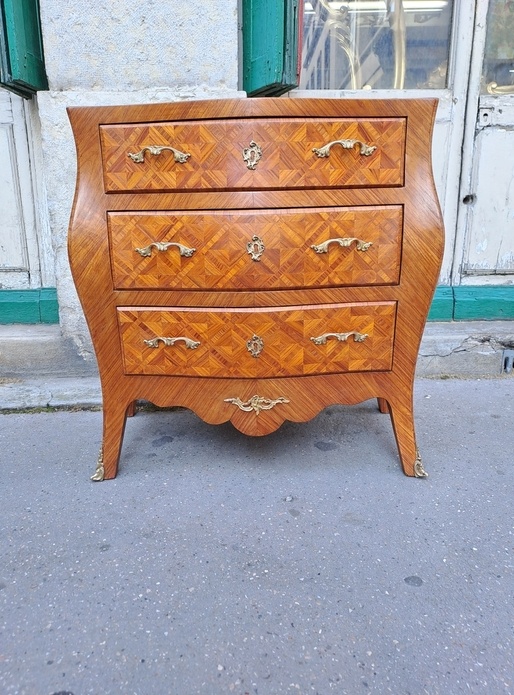 Commode Louis XV du XX siècle .