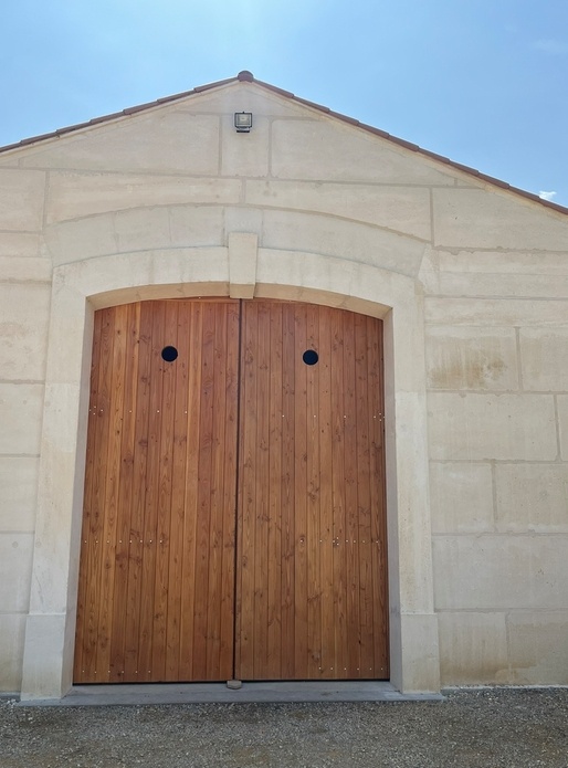 "Grande" porte de hangar en pierres de taille