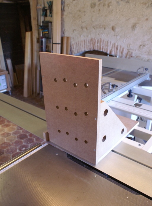 Gabarit vertical à coupe d'onglet pour scie à format