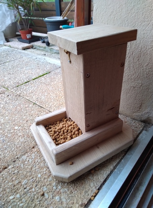 Distributeur croquettes pour chat en chêne.