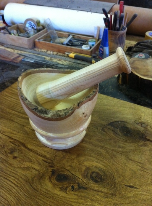 Pilon-mortier avec bords bruts.