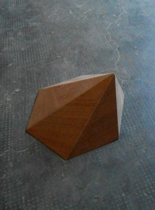 Essai de pyramide hexagonale désaxée, obtenue par le calcul