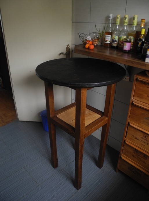 Mange debout en bois brulé