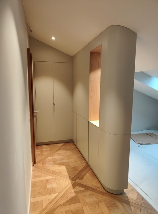 Paroi d'entrée laquée en finition cintrée