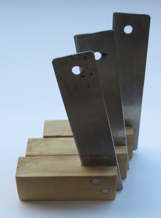 Petite équerre et gabarits de traçage des queues d'aronde en buis et métal