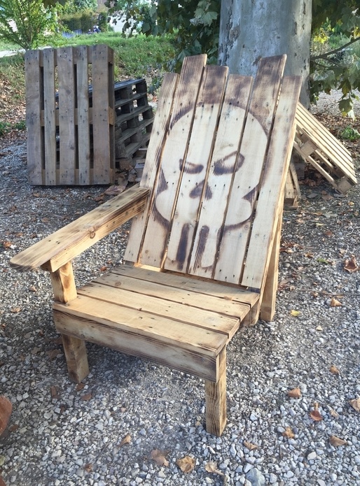 Chaise rustique à un seul accoudoir