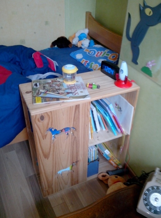Table de nuit bibliothèque pour mon fils