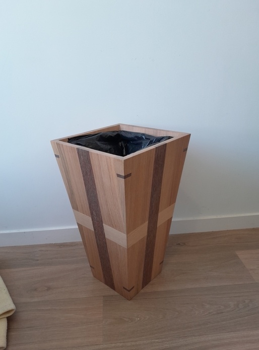 Poubelle en arrêtier à coupe d'onglet