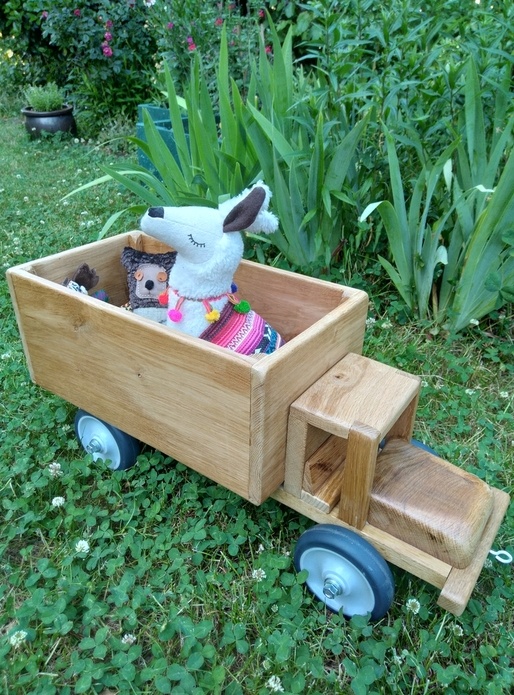 Petit Camion en chêne pour petit garçon. Juin 2022