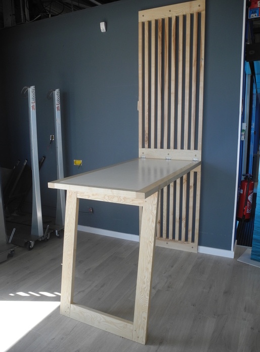 Une table basculante en frêne