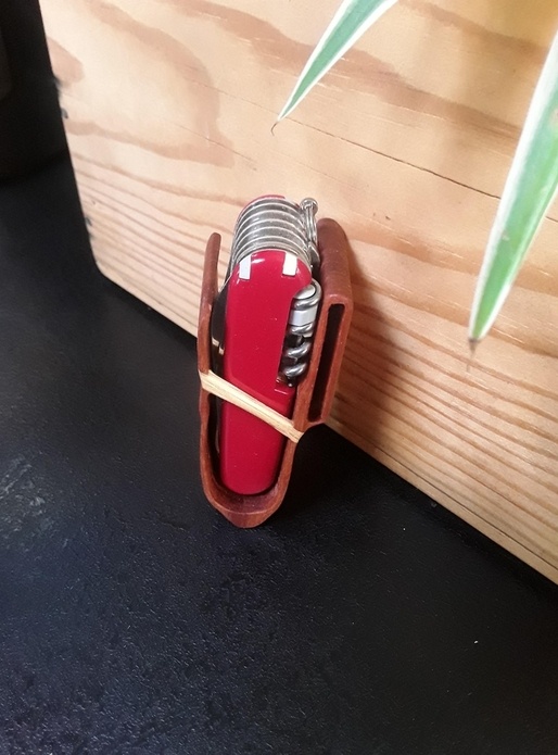 Etuit ceinture pour mon couteau suisse.