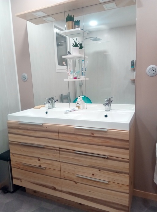 Meuble de SDB et linge sale