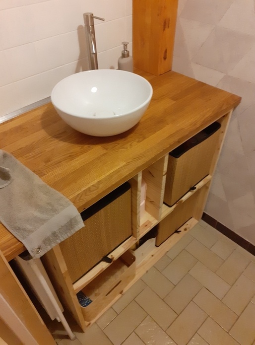 Meuble de salle bain avec plan de vasque et cache tuyau