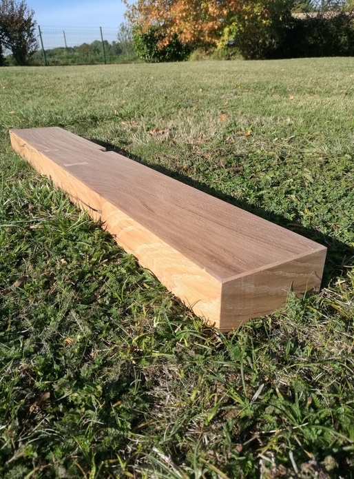 Étagère suspendue pour barre de son