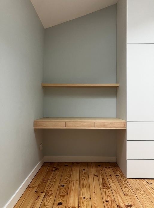 Bureau flottant et son armoire pour une chambre d'enfant