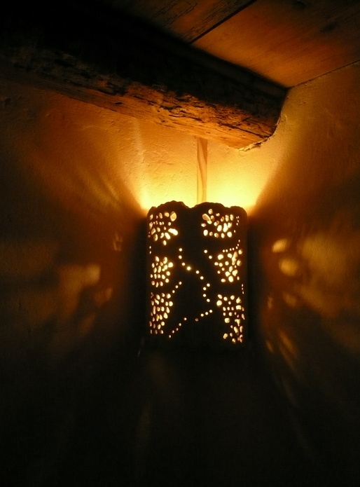 Eclairage d'angle galbé en sapin recyclé d'un panneau de porte