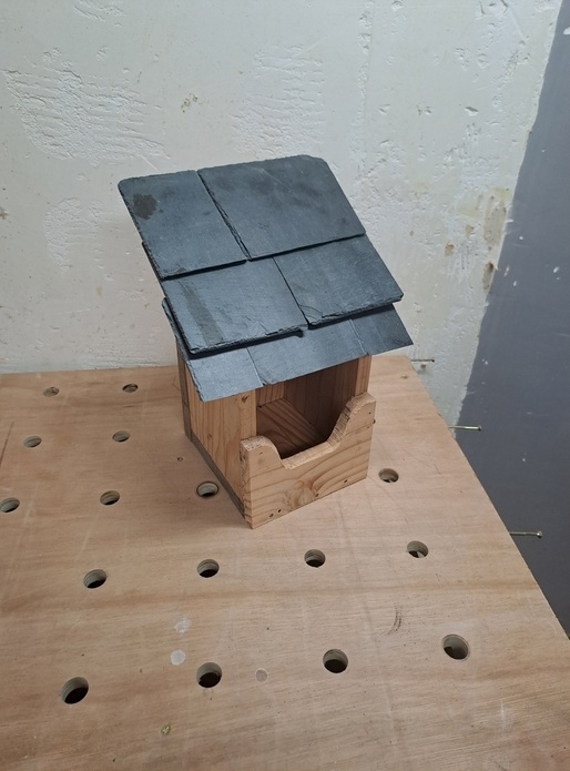 Cabane à rouge gorge Douglas et ardoise pointée