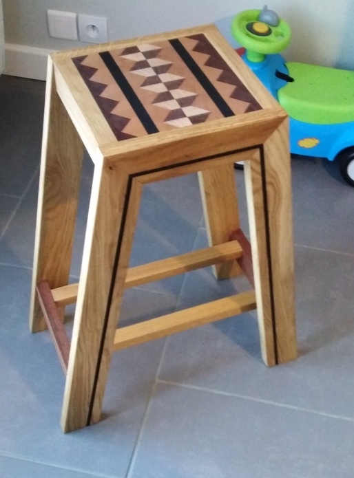 Tabouret en chêne hêtre sapeli et valchromat noir