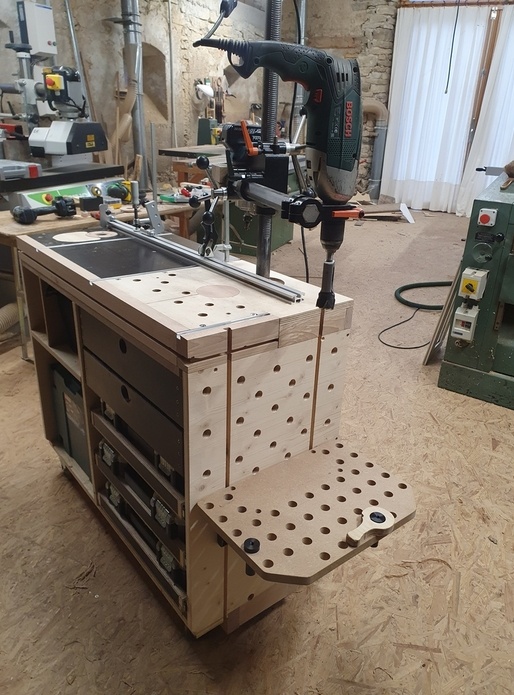 Meuble, vu de trois quart côté "perçage grande hauteur"