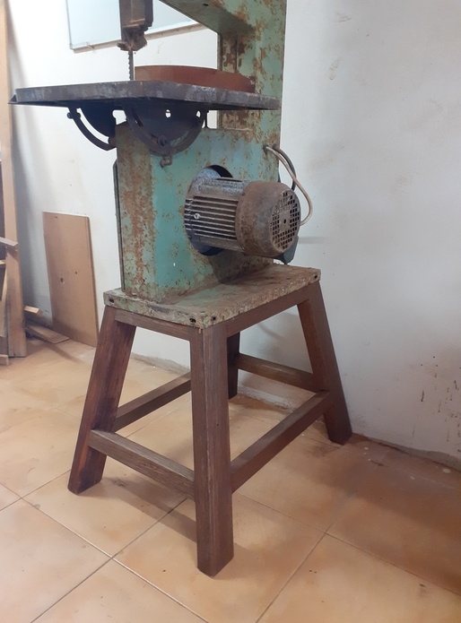 Piétement scie à ruban en arêtier