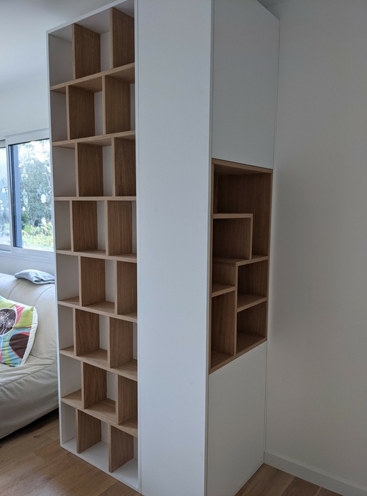 Bibliothèque latté chêne/strat blanc mat habillant un conduit de cheminée