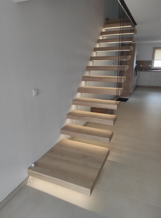 Escalier suspendu en chêne