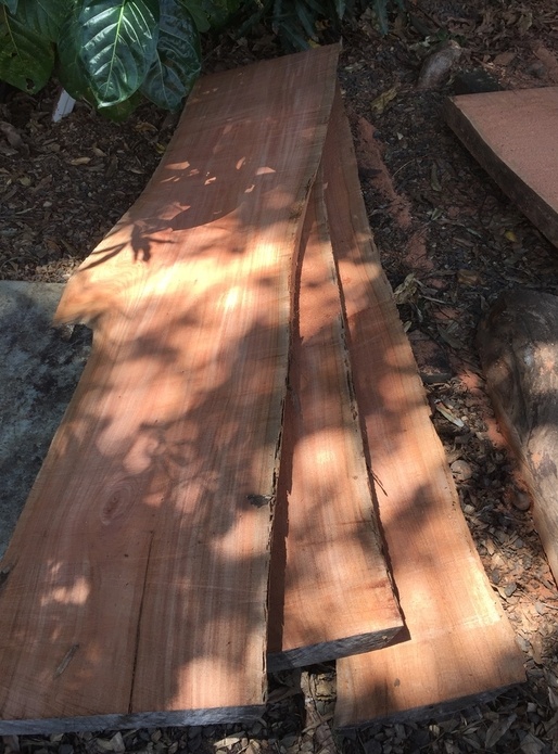 Des planches d'acajou