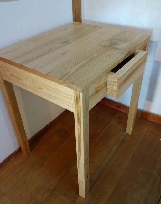 Table avec assemblages de rigolo