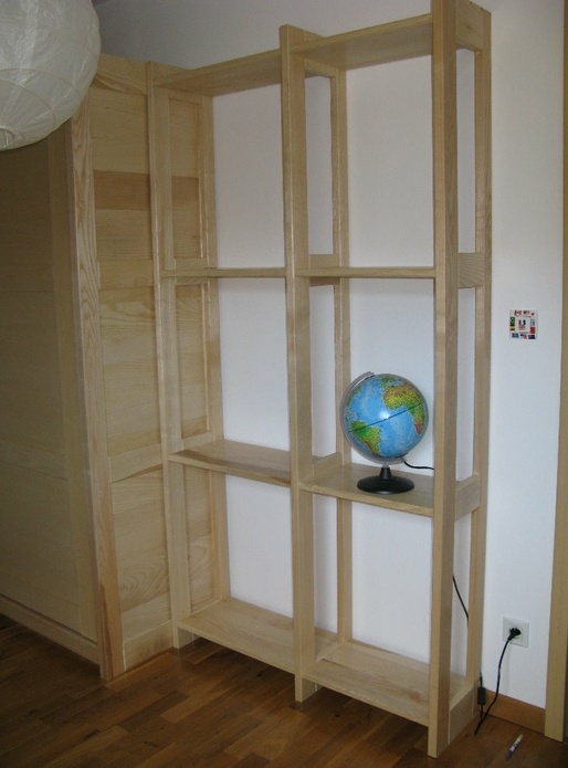 Armoire et étagères en frêne