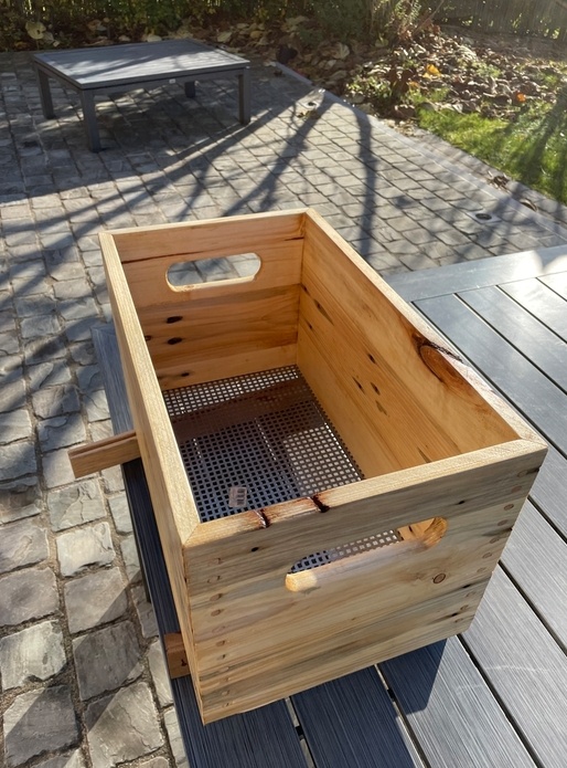 Petite caisse en bois de palette et chevillage dans les angles