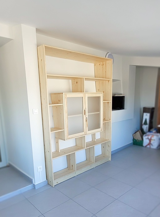 Etagère sur mur pas droit