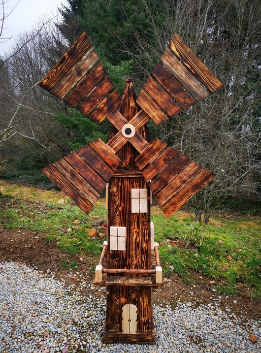 Moulin en bois brulé pour décoration