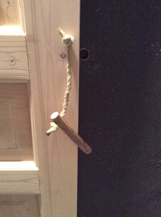 Serrure en noisetier