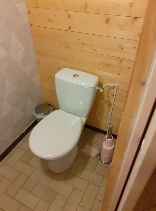 Mur avec plancher en Pin de récupération