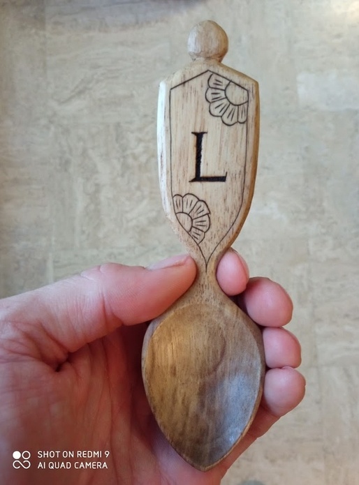 Petite cuillère en noyer avec sculpture de lettre et kolrosing.
