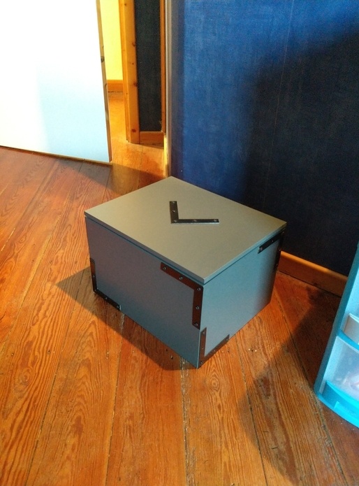 Boite en mdf peinte .