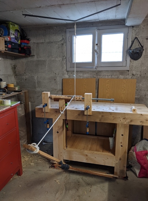 Tour à bois à pied, sur établi (type "Bungee lathe")