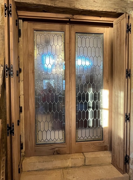 Volets intérieurs et portes avec vitraux