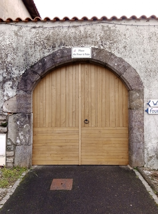 Porte place du village