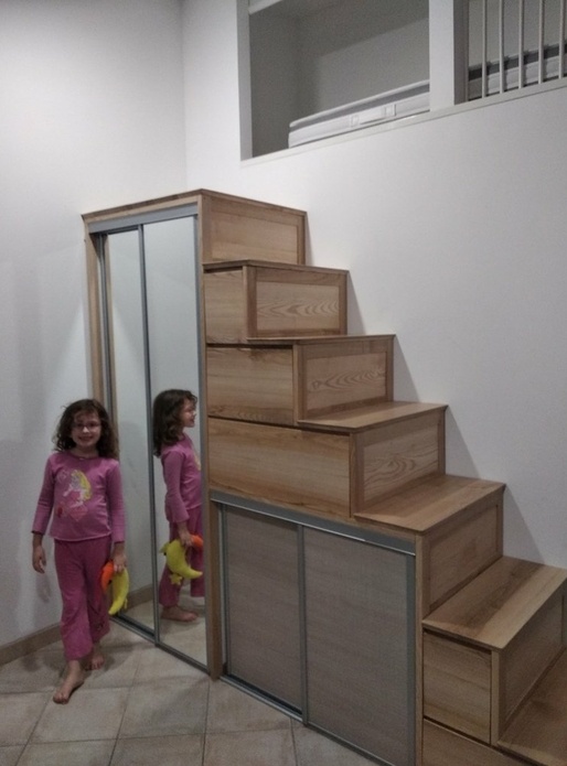 Escalier pour mezzanine aménagé avec penderie-placard-tiroirs-coffres