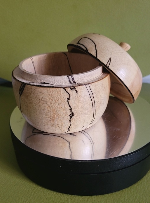 Petite boîte en bois échauffé