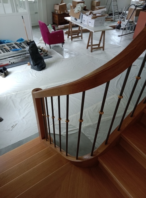 Escalier  avec petit limon courbe massif