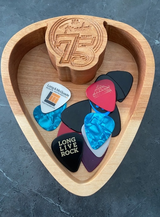 Bol en forme de pic de guitar pour mon garçon.