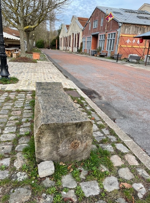 Un banc en bois massif