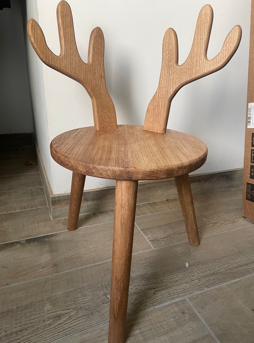 Chaise d’enfant avec bois de cerf