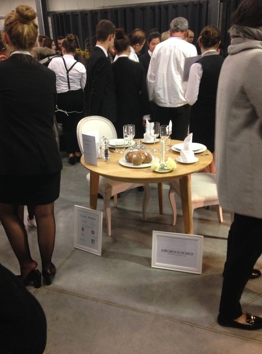 Table ronde à trois pieds