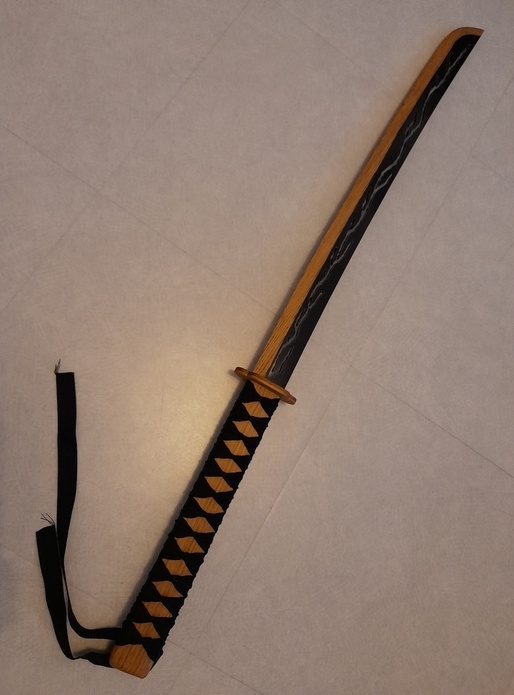 Katana Zenitsu revisité, en chêne