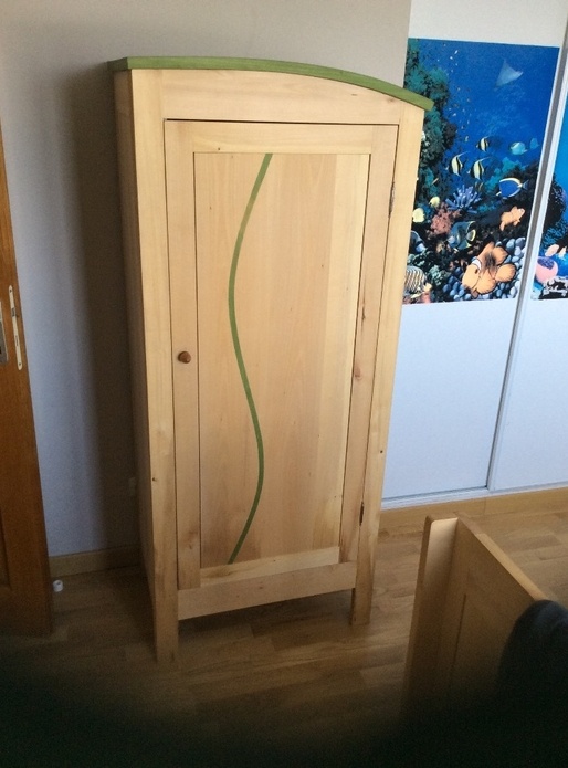 La bonnetière à côté du lit